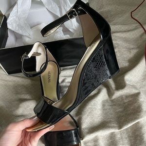 ALFANI gold and black heels